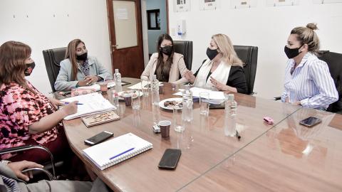 En la ocasión los ediles dieron abordaje y visto bueno a un Proyecto de Ordenanza que propone establecer la obligatoriedad en el ámbito de la municipalidad de Salta, del CD, de los Tribunales de Cuentas y de Faltas, y edificios administrativos, de tener por lo menos dos agentes para atender de manera inmediata a personas que tengan algún tipo de discapacidad.