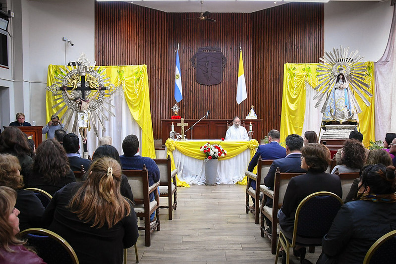 Empleados y concejales recibieron las imágenes peregrinas del Señor y la Virgen del Milagro en el edificio legislativo
