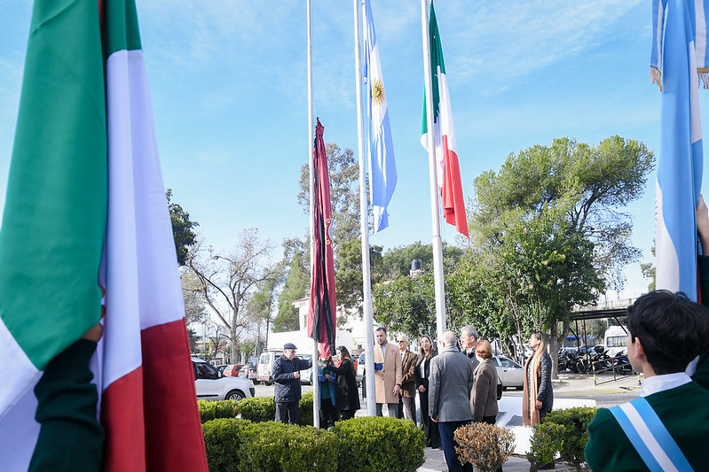 <span style='font-size:16px;font-weight:normal;'>Al conmemorarse el 79° Aniversario de la República</span> <br> <span style='font-size:20px;font-weight:bold;'>Se realizó el izamiento de la bandera de Italia en los mástiles del CD</span>
